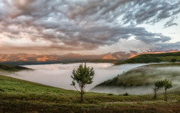 Туманы Приэльбрусья / Утренний вид на Эльбрус. Заповедник Джилы-Су, Карачаево-Черкесия
