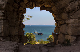 И в нашу гавань заходили корабли... / Вот такой вид на затонувший корабль открывается из окна Генуэзской крепости в Феодосии...