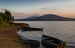 Усталые лодки / Зюраткуль, озеро,закат, лодки