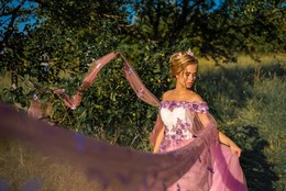 Нити лета / модель Дарья Басина 
причёска Галина Князева 
визаж Людмила Танковская 
платье и корона «Old Queen» 
ассистенты Николай Корнилов и Сергей Бармалеев