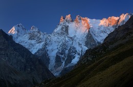 Рассвет / Справа Шхельда,слева гроза альпинистов Ушба