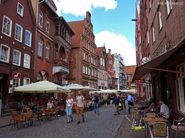 Не Париж / Люнебург – старинный город Германии, основанный в X веке нашей эры. Город известен добычей соли еще с древних времен, примерно в XIII веке местные жители обнаружили здесь запасы белого золота, как когда-то называли соль. Именно с того времени соль и «кормит» жителей города. Поскольку долгое время соль была единственным способом хранения продуктов, то ее добыча постоянно расширялась. Благодаря торговле солью Люнебург превратился в один из самых процветающих городов Ганзейского союза
