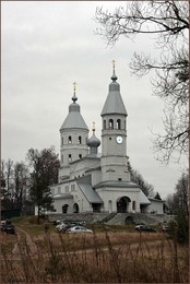 Церковь Спаса Преображения. / Казанская церковь – один из самых оригинальных по композиции барочных храмов в центральном регионе и один из лучших памятников аннинского барокко в русской провинции.Кровля башен выполнена по типу польских костелов.По бокам у входа в церковь стояли в нишах статуи апостолов Петра и Павла… Впоследствии по распоряжению Синода они были сняты, так как в православных церквях ставить статуи не разрешалось.Деревня расположена на берегу реки Большой Киржач (бассейн Клязьмы)в 16 км на северо-восток от райцентра города Киржач.