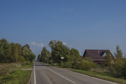 Деревушка Пенье Конаковского района. / Деревушка с таким названием примечательна тем, что в ней 22 октября 1905 года родился поэт-песенник Яков Захарович Шведов.
Наиболее известная песня на стихи Якова Шведова «Орлёнок» была написана композитором Виктором Белым для спектакля «Хлопчик», поставленного в 1936 году по пьесе М.Даниэля. Среди написанного Шведовым есть ещё одна песня, ставшая особенно известной и любимой в годы войны. В 1940 году совместно с композитором Анатолием Новиковым для Ансамбля песни и пляски Киевского военного округа они написали песню «Смуглянка». Это произошло как раз в то время, когда Бессарабия только вошла в состав СССР и на карте нашей страны появилась Молдавская республика.
Умер Шведов в 1985 году.