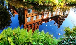 Hamburg. Bergedorfschloss / Замок Бергедорф является единственным замком, который сохранился в городе Гамбурге. Это достаточно старинная достопримечательность, ведь ее история начинается с XII века. Замок располагается в районе старой деревни под названием Билле, в правой части города. Согласно историческим данным, Гамбург долгое время считался городом купцов, именно по этой причине такие атрибуты, свойственные аристократии, как величественные и пышные замки или дворцы, были ему чужды.
Источник: http://www.votpusk.ru/country/dostoprim_info.asp?ID=18600#ixzz3qJm35dLa