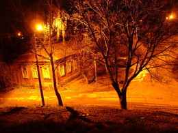 Дом, в котором живет... / снимок в ночное время старенького дома