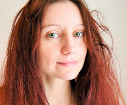 Она проснулась около полудня ... / &quot;И были глаза твои просветленные,
 Словно бы горных озер вода;
 Чуть голубые и чуть зеленые,
 Такие красивые, как никогда ...&quot;
 Э.Асадов