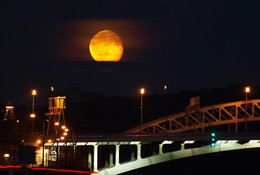 Луна над Новоандреевским мостом / Москва. Почти сюр...