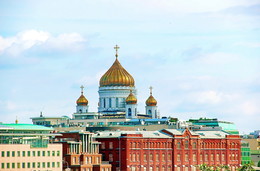 Храм / Возвышается над Москвой главный Храм православный.