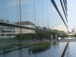 Spiegelung der Tatsachen / Hier musste die Dresdner VW-Manufaktur als Spiegel herhalten, um mal einen etwas anderen Blick aufs Stadtzentrum zu haben.