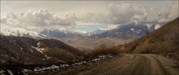 На горной дороге / Спускаясь в Куртатинское ущелье. Северная Осетия