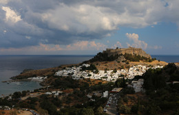 Акрополь, ставший крепостью / Древний акрополь Линдоса, перестроенный в крепость рыцарями ордена Иоаннитов, Родос, Греция.
