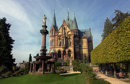 &nbsp; / Замок Драхенбург (нем. Schloss Drachenburg) — замок на юге земли Северный Рейн-Вестфалия (Германия).
Замок Драхенбург является одним из крупнейших дворцовых сооружений XIX столетия на территории земли Северный Рейн-Вестфалия. Был возведён в 1882—1884 годах по заказу барона Стефана фон Зартера, богатого биржевого маклера из Бонна, получившего дворянский титул от одного из саксонских герцогов, сына трактирщика.