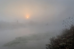 Рассвет,река,человек,птица.... / ***