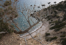 Взгляд с обрыва / Родос, побережье Эгейского моря.