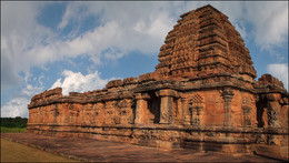 Паттадакал / Паттадакал — город на севере индийского штата Карнатака. В Паттадакале расположен известный комплекс архитектурных монументов VIII века, которые представляют собой кульминацию развития стиля индуистской храмовой архитектуры весара.