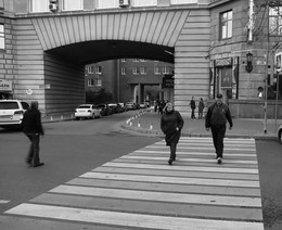 Пешеходы... / Арка