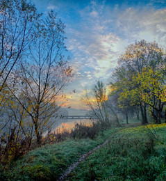 люблю я тихое природы увядание... / Украина,Винница.Озеро в микрорайоне &quot; Вишенька &quot; Октябрь.Раннее утро..Падают листья..