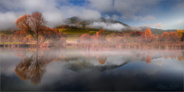 &nbsp; / Herbstliche Spiegelung an einen kleinen Teich in der Steiermark.