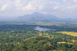 Облачный день над Цейлоном. Шри-Ланка / Пейзаж центральной части Шри-Ланка. Вид с горы Сигирия