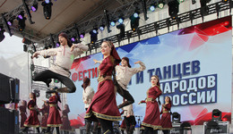 Мы Едины! / [img]http://rasfokus.ru/upload/comments/c33365ad6019a31589b2b6d4eecd07e5.jpg[/img][img]http://rasfokus.ru/upload/comments/38180988bb7b150cb07ae91cf2a8a578.jpg[/img][img]http://rasfokus.ru/upload/comments/238a97f1ed38d7ac17d9a800347ac2c4.jpg[/img]фестиваль&quot;Мы Едины&quot;в Ростове-на-Дону собрал 10 тысяч зрителей в День Единства 4 ноября 2018г