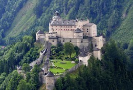 Замок Хоэнверфен.Австрия / Расположенный в 40 км от Зальцбурга, замок Хоэнверфен прочно оседлал вершину 155-метровой скалы и невозмутимо наблюдает за жизнью австрийцев на многие километры вокруг. За годы своей 900-летней истории Хоэнверфен знал добрый десяток перестроек, большой пожар и даже распродажу всего имущества на аукционе. Сегодня здесь стоит увидеть массивные каменные стены и подъёмные мосты, старинную часовню и Часовую башню, а также насладиться головокружительным видом на долину, реку Зальцах и стоящие на горизонте горы.