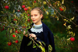 Истории из детства. Осень в яблоневом саду / В кадре Эмилия Захарова