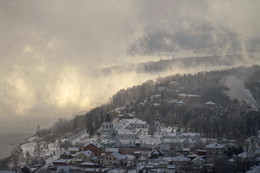 Похолодало / Неожиданно в Сибирь нагрянула зима с температурами ниже -27, и наш незамерзающий Енисей заклубился туманами, закрывающими солнце. Свято-Успенский мужской монастырь в тумане.