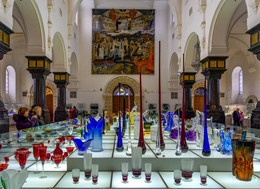 музей хрусталя / Гусь-Хрустальный, музей хрусталя. На заднем плане знаменитая картина Васнецова- "страшный суд"