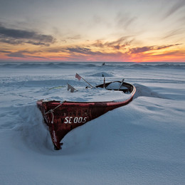 Abandoned / Boat in winter