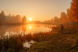 Рыбалка на рассвете / Очень красивое утро октября на водохранилище Криница, г. Минск, Беларусь. Обычно, в такое время встретишь только рыбаков. А, если повезет, то можно с ними разговориться, узнать много интересных историй и сделать в это время несколько кадров.
