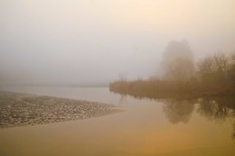туманное утро... / Мартовское туманное утро на озере.Только встало солнце.