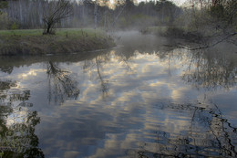 Утро в мае / Отражение облаков в лесной речке