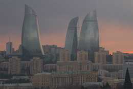 Пламенные башни Баку в январские сумерки / Пламенные башни Баку в январские сумерки. Азербайджан