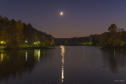 Moon river / Лунная река, 
Шириной больше мили, 
Однажды я легко пересеку тебя.
Вечный источник грез, ты, разрушительница сердец, 
Куда бы ты ни следовала, я иду тем же путем.
(Фрэнк Синатра)