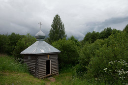 Предгрозовое / Часовня на святом источнике. Рядом город Фирово.