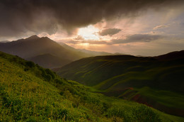 Закат в ущелье Шамси / Киргизия