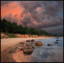 Курмрагс - берег чудес / Это место в побережье Видземес как Мека для пейзажистов Латвии. Двa горизонтальных кадрa (брекетинг +/- 1,3). Снято поздно вечером, за спиной красный закат над морем. Когда стемнелo началась гроза.