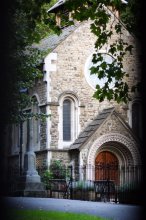St. Pancras Church через изгородь / в этом месте молятся с 375 года, позже возвели эту церковь