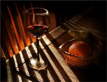 Вечерний бокал красного... / Не натюрморт...хотя и натюрморт..
Моё понимание настроения вечера хорошего красного вина...
Спасибо В. Ведренко.