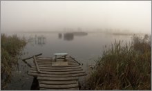глядя в туманную даль / октябрь, озеро, туман. Дисторсия на мостках от Tamron 17-35, научите ее убирать, плиз