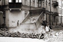 Время розбрасивать камни / street photo from Lwow