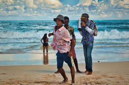 Хлеб с песком, скрипящим на зубах. Пляжные музыканты и танцор / Ребята зарабатывают развлекая туристов.