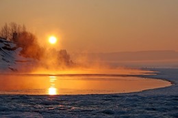 Зимняя красота. / Встреча зимнего холода и тёплой воды рождает туман.