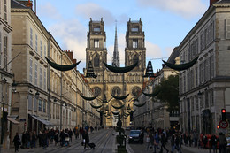 Собор Святого Креста (Cathédrale Sainte-Croix d’Orléans) / Собор Святого Креста (Cathédrale Sainte-Croix d’Orléans) называют Сердцем Орлеана. Сен-Круа построен в 1278 году на фундаментах нескольких ранее существовавших церквей. Первая церковь, стоявшая здесь с IV столетия, имела статус базилики. Первое богослужение проходило в ней в 350 году. Здание собора во время военных действий в течение веков неоднократно подвергалось разрушениям, но благодаря работе реставраторов, от повреждений не осталось и следа.