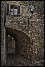 Узкие улицы в итальянском городе Пиенца. / Этот город расположен в самом центре Валь-д'Орча (Val D'Orcia), недалеко от Сиены (Siena), в Тоскане (Toscana), и считается воплощением утопических представлений эпохи Ренессанса об идеальном городе. ЮНЕСКО включил его в список Всемирного наследия человечества в 1996 году.
