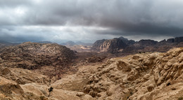 Тучи над Петрой (панорама) / Пустыня Вади Араба, Петра, Иордания