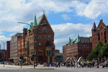 Speicherstadt Hamburg / Складской район ( Speicherstadt) является историческим комплексом в порту Гамбурга. С 1991 года является памятником архитектуры и зарегистрирован с 5 июля 2015 года всемирным наследием ЮНЕСКО.
Speicherstadt начал строиться с 1883 года в качестве части свободного порта Гамбург, первая секция была завершена 1888 году. Управлял строительством главный инженер Франц Андреас Майер