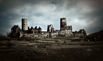 Замок Турант на Мозеле / Замок Турант (нем. Burg Thurandt) — представляет собой редкий для средневековья вид замка с двумя донжонами, расположенный над городком Алькен на Мозеле. Ныне находится в частном владении.
Замок был возведён сыном Генриха Льва пфальцграфом Генрихом для своего брата Оттона IV около 1200 года. Название этого замка повторяло хорошо известное в годы Крестовых походов название замка в Сирии.