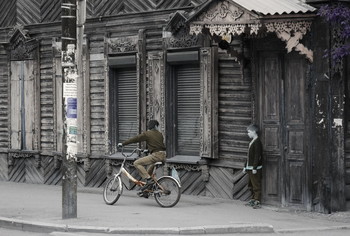 Вне времени... / Просто старая улица старого города... и все на ней так же, как и 50, и даже 100 лет назад... Ну разве что модель велосипеда изменилась)))